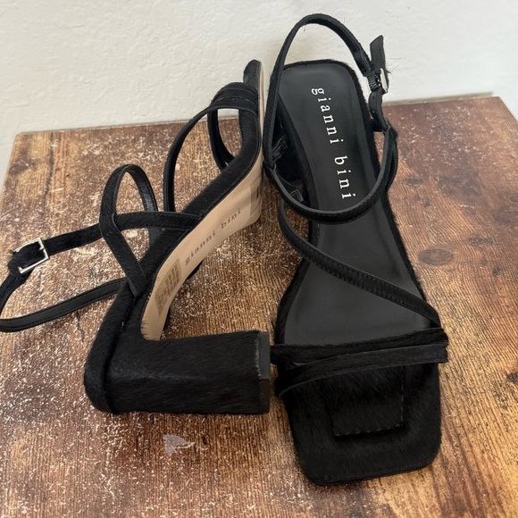🖤 Gianni Bini Black Strappy Heeled Sandals
Genuine dyed haircalf (Brazil) upper - Picture 3 of 9